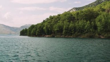 Oymapinar Gölü, Türkiye. Manavgat bölgesindeki Yeşil Kanyon, Türkiye. Oymapinar barajının arkasındaki zümrüt su deposu. Yüksek dağlarla çevrili güzel bir su deposu. Yüksek kalite 4k görüntü