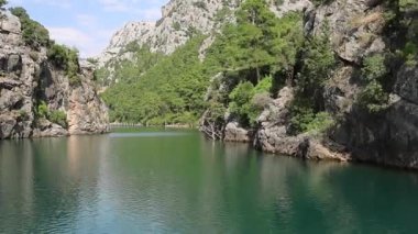 Oymapinar Gölü, Türkiye. Manavgat bölgesindeki Yeşil Kanyon, Türkiye. Oymapinar barajının arkasındaki zümrüt su deposu. Yüksek dağlarla çevrili güzel bir su deposu. Yüksek kalite 4k görüntü