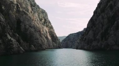 Oymapinar Gölü, Türkiye. Manavgat bölgesindeki Yeşil Kanyon, Türkiye. Oymapinar barajının arkasındaki zümrüt su deposu. Yüksek dağlarla çevrili güzel bir su deposu. Yüksek kalite 4k görüntü