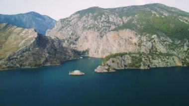 Oymapinar Gölü, Türkiye. Manavgat bölgesindeki Yeşil Kanyon, Türkiye. Oymapinar barajının arkasındaki zümrüt su deposu. Yüksek dağlarla çevrili güzel bir su deposu. Yüksek kalite 4k görüntü