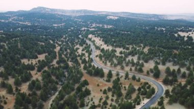 Türkiye 'nin dağ yolları ve yılanları boyunca arabayla yolculuk. Yaz seyahati, yol dönüşleri, günbatımı. Yüksek kaliteli görüntüler