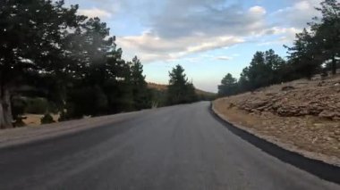 Türkiye 'nin sanseti üzerinde dağ yolları ve yılanlar boyunca arabayla yolculuk yaz seyahatleri, yol dönüşleri, mavi gökyüzü. GoPro 'da. Yüksek kalite 4k görüntü