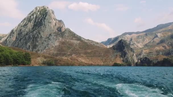 Navegando Barco Belo Lago Entre Montanhas Imagens Alta Qualidade — Vídeo de Stock