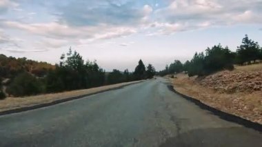 Türkiye 'nin sanseti üzerinde dağ yolları ve yılanlar boyunca arabayla yolculuk yaz seyahatleri, yol dönüşleri, mavi gökyüzü. GoPro 'da. Yüksek kalite 4k görüntü