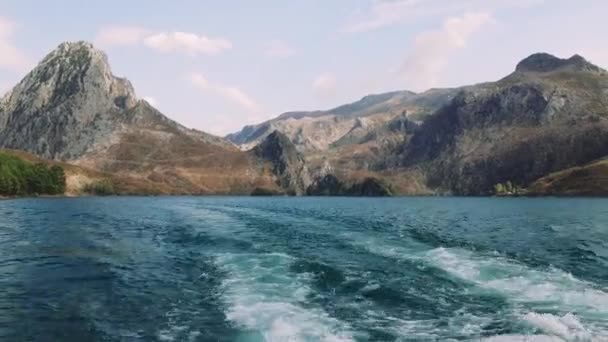 Zeilen Met Een Boot Een Prachtig Meer Tussen Bergen Hoge — Stockvideo