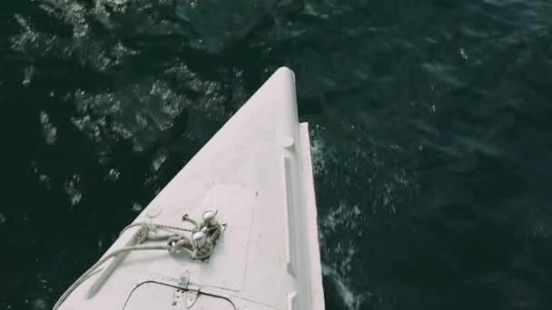 Pohled Plachtění Bílé Jachty Čumák Přední Pohybující Otevřeného Moře Horizont — Stock video