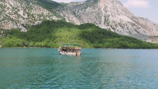 エアリアルビュー 山や森に囲まれた明確なターコイズ水と貯水池グリーンキャニオンアンタルヤトルコに航海観光ボート 高品質の4K映像 — ストック動画