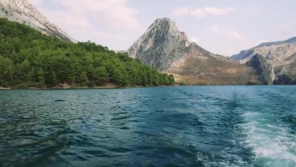 山の中の美しい湖でボートを航行する 高品質の4K映像 — ストック動画