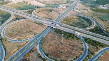 Gün batımında çok katlı otoyolda giden arabaların üst görüntüsü. Mersin. Hindi. Otoyol üst geçidi, arabalar, kamyonlar ve otobüslerle kavşak. Yüksek kalite 4k görüntü