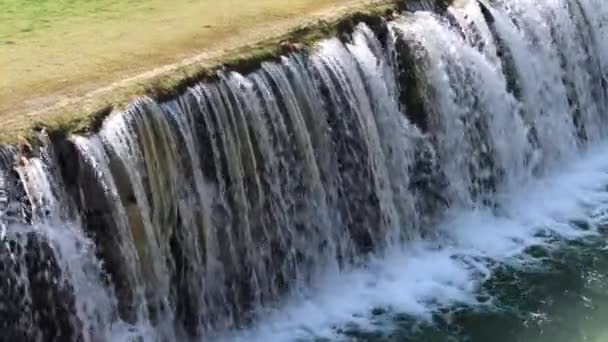 滝から落ちる美しい水 アラダグ山 トルコ 高品質の4K映像 — ストック動画