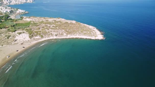 Vista Aérea Acantilados Que Siguen Lentamente Mar Playa Rocosa Drone — Vídeos de Stock