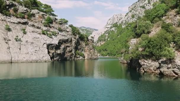 土耳其Oymapinar湖 土耳其马纳瓦特地区的绿峡谷 大坝后面的翡翠水塘 一座美丽的水库被高山环绕着 高质量的4K镜头 — 图库视频影像