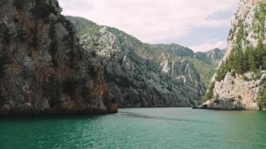 Oymapinar Gölü, Türkiye. Manavgat bölgesindeki Yeşil Kanyon, Türkiye. Oymapinar barajının arkasındaki zümrüt su deposu. Yüksek dağlarla çevrili güzel bir su deposu. Yüksek kalite 4k görüntü