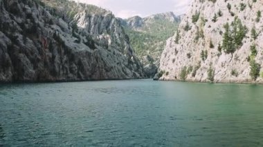 Oymapinar Gölü, Türkiye. Manavgat bölgesindeki Yeşil Kanyon, Türkiye. Oymapinar barajının arkasındaki zümrüt su deposu. Yüksek dağlarla çevrili güzel bir su deposu. Yüksek kalite 4k görüntü