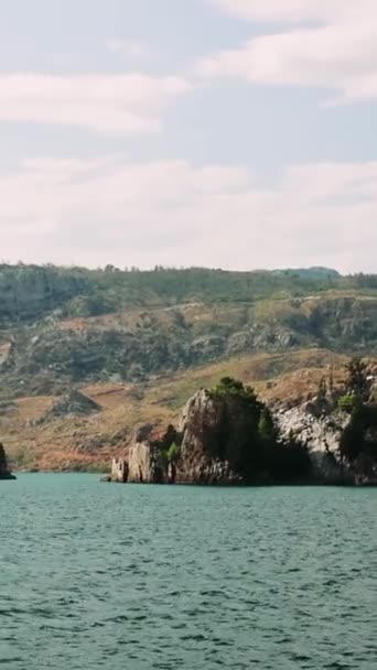 オイマピナール湖 トルコ トルコのマナベッガ地域のグリーンキャニオン オイマピナールの背後にあるエメラルド水貯水池 高山に囲まれた美しい貯水池 高品質の4K映像 — ストック動画