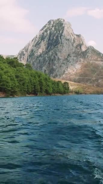 山の中の美しい湖でボートを航行する 高品質の4K映像 — ストック動画