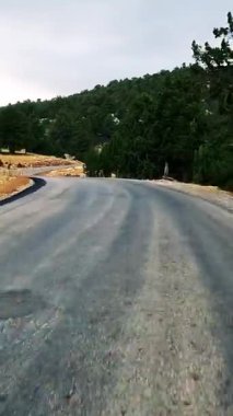 Türkiye 'nin dağ yolları ve yılanları boyunca arabayla yolculuk. Yaz seyahati, yol dönüşleri, günbatımı. Yüksek kaliteli görüntüler
