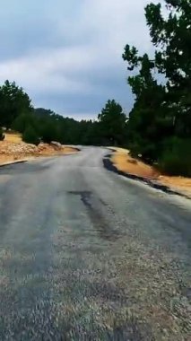 Türkiye 'nin dağ yolları ve yılanları boyunca arabayla yolculuk. Yaz seyahati, yol dönüşleri, günbatımı. Yüksek kaliteli görüntüler