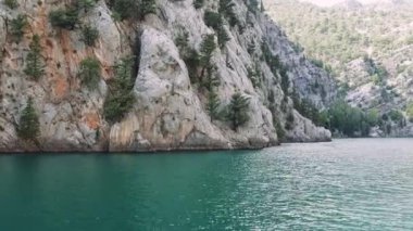 Oymapinar Gölü, Türkiye. Manavgat bölgesindeki Yeşil Kanyon, Türkiye. Oymapinar barajının arkasındaki zümrüt su deposu. Yüksek dağlarla çevrili güzel bir su deposu. Yüksek kalite 4k görüntü