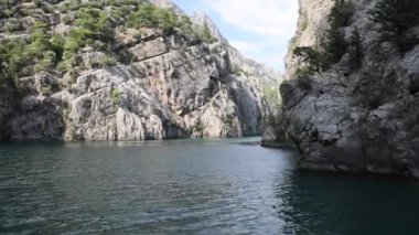 Oymapinar Gölü, Türkiye. Manavgat bölgesindeki Yeşil Kanyon, Türkiye. Oymapinar barajının arkasındaki zümrüt su deposu. Yüksek dağlarla çevrili güzel bir su deposu. Yüksek kalite 4k görüntü