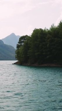 Oymapinar Gölü, Türkiye. Manavgat bölgesindeki Yeşil Kanyon, Türkiye. Oymapinar barajının arkasındaki zümrüt su deposu. Yüksek dağlarla çevrili güzel bir su deposu. Yüksek kalite 4k görüntü