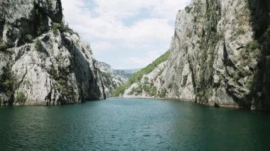 Oymapinar Gölü, Türkiye. Manavgat bölgesindeki Yeşil Kanyon, Türkiye. Oymapinar barajının arkasındaki zümrüt su deposu. Yüksek dağlarla çevrili güzel bir su deposu. Yüksek kalite 4k görüntü