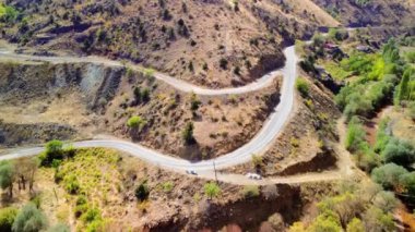 Pune India yakınlarındaki Shindawane ghatlarında trafiğin görüldüğü bir yol. Yüksek kalite 4k görüntü