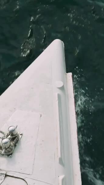 看到白色游艇鼻前驶入开阔的海面 高质量的4K镜头 — 图库视频影像