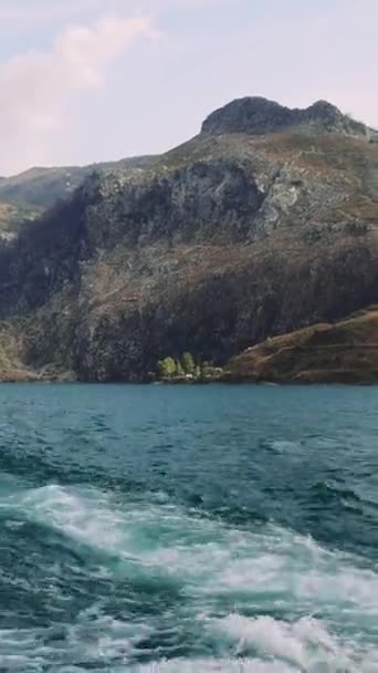 Парусник Лодке Красивому Озеру Среди Гор Высококачественные Кадры — стоковое видео