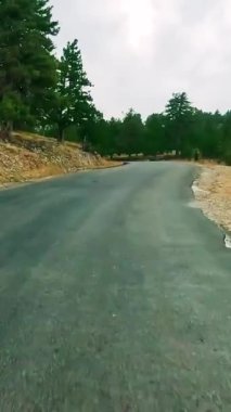 Türkiye 'nin dağ yolları ve yılanları boyunca arabayla yolculuk. Yaz seyahati, yol dönüşleri, günbatımı. Yüksek kaliteli görüntüler