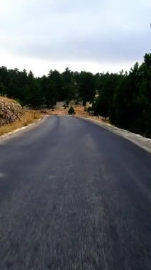 Türkiye 'nin dağ yolları ve yılanları boyunca arabayla yolculuk. Yaz seyahati, yol dönüşleri, günbatımı. Yüksek kaliteli görüntüler