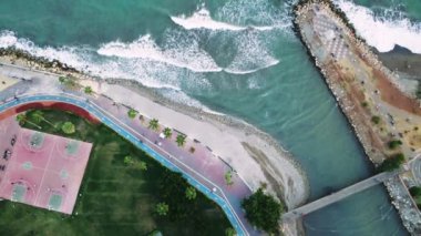 Mersin şehrinin Sunset 'teki hava aracı görüntüsü. Hindi. Yüksek kalite 4k görüntü
