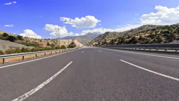 用黑色沥青和新鲜的白色标志在山路上开车 坐汽车旅行 第一人称游览 Pov运输向前推进 高质量的4K镜头 — 图库视频影像