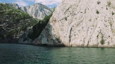 Oymapinar Gölü, Türkiye. Manavgat bölgesindeki Yeşil Kanyon, Türkiye. Oymapinar barajının arkasındaki zümrüt su deposu. Yüksek dağlarla çevrili güzel bir su deposu. Yüksek kalite 4k görüntü