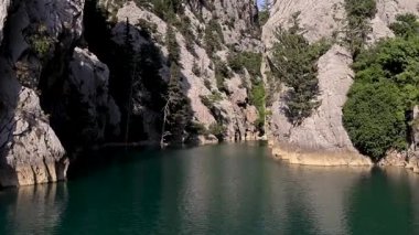 Oymapinar Gölü, Türkiye. Manavgat bölgesindeki Yeşil Kanyon, Türkiye. Oymapinar barajının arkasındaki zümrüt su deposu. Yüksek dağlarla çevrili güzel bir su deposu. Yüksek kalite 4k görüntü