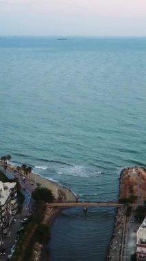 Mersin şehrinin Sunset 'teki hava aracı görüntüsü. Hindi. Yüksek kalite 4k görüntü