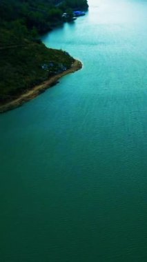 Oymapinar Gölü, Türkiye. Manavgat bölgesindeki Yeşil Kanyon, Türkiye. Oymapinar barajının arkasındaki zümrüt su deposu. Yüksek dağlarla çevrili güzel bir su deposu. Yüksek kalite 4k görüntü