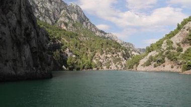 Oymapinar Gölü, Türkiye. Manavgat bölgesindeki Yeşil Kanyon, Türkiye. Oymapinar barajının arkasındaki zümrüt su deposu. Yüksek dağlarla çevrili güzel bir su deposu. Yüksek kalite 4k görüntü