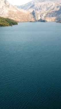 Oymapinar Gölü, Türkiye. Manavgat bölgesindeki Yeşil Kanyon, Türkiye. Oymapinar barajının arkasındaki zümrüt su deposu. Yüksek dağlarla çevrili güzel bir su deposu. Yüksek kalite 4k görüntü