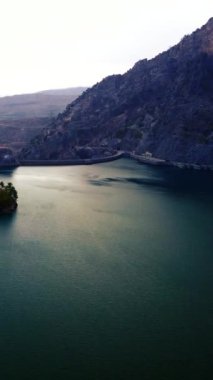Oymapinar Gölü, Türkiye. Manavgat bölgesindeki Yeşil Kanyon, Türkiye. Oymapinar barajının arkasındaki zümrüt su deposu. Yüksek dağlarla çevrili güzel bir su deposu. Yüksek kalite 4k görüntü