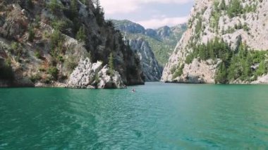 Oymapinar Gölü, Türkiye. Manavgat bölgesindeki Yeşil Kanyon, Türkiye. Oymapinar barajının arkasındaki zümrüt su deposu. Yüksek dağlarla çevrili güzel bir su deposu. Yüksek kalite 4k görüntü