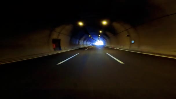Prospettiva Auto Uscita Dal Tunnel Luminoso Filmati Alta Qualità — Video Stock
