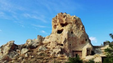 Goreme Ulusal Parkı. Kaya oluşumları ve ev yapıları var. Vadilerde ilginç kaya formları oluşmuş. Yüksek kalite 4k görüntü