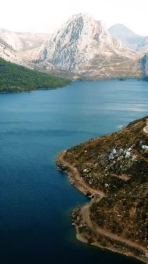 Oymapinar Gölü, Türkiye. Manavgat bölgesindeki Yeşil Kanyon, Türkiye. Oymapinar barajının arkasındaki zümrüt su deposu. Yüksek dağlarla çevrili güzel bir su deposu. Yüksek kalite 4k görüntü