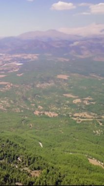 Dağların yükseklerindeki dağ manzarası havadan 4k. Aladag. Hindi. Yüksek kalite 4k görüntü