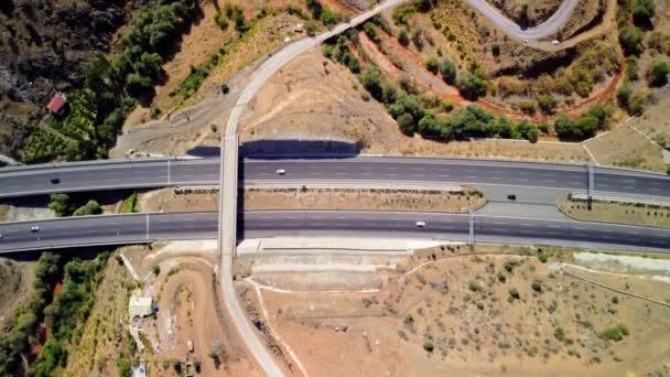 Aerial View Two Lane Highway Runs Mountains Mountain Highway Mountain — Stock Video