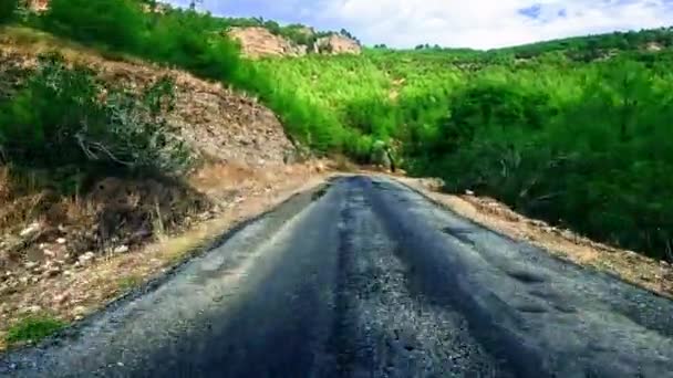 トルコのサンセットの山道や蛇行に沿って車で道路旅行 夏の旅行 道路ターン 高品質の4K映像 — ストック動画
