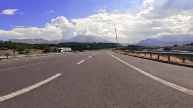 Siyah asfalt ve taze beyaz işaretlerle dağ yolunda sür. Arabayla seyahat, birinci şahıs manzaralı. POV ulaşım aracı ileri. Yüksek kalite 4k görüntü