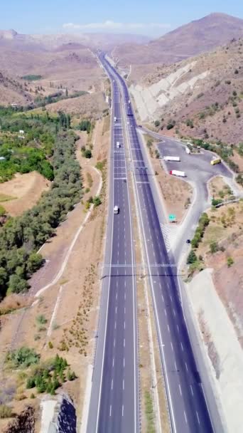 Widok Lotu Ptaka Dwupasmową Autostradę Biegnącą Przez Góry Zdjęcia Lotu — Wideo stockowe