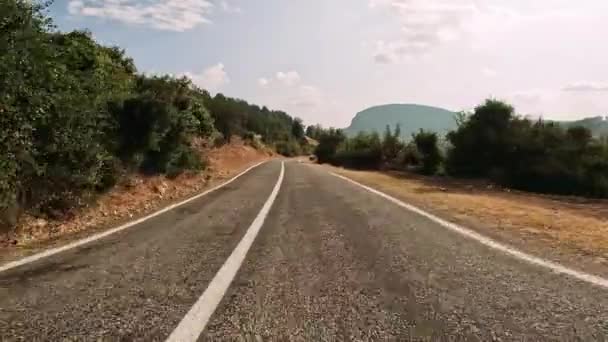 用黑色沥青和新鲜的白色标志在山路上开车 坐汽车旅行 第一人称游览 Pov运输向前推进 高质量的4K镜头 — 图库视频影像
